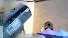 VIDEO: Autobus plný ľudí sa zrútil z diaľničného mosta. Zo záberov behá mráz po chrbte