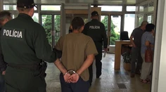 Mladíci si náhodne vybrali obeť. Ženu (62) kopali a udierali päsťou