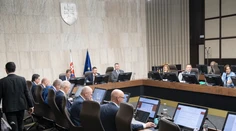 Na programe je rokovanie vlády. Má schvaľovať aj harmonogram jesenných volieb