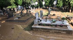 Prívalová voda a bahno zaliali časť hrobov v Zlatých Moravciach