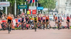 Škaredý hromadný pád na pretekoch v Londýne: Vinníčka prišla o víťazstvo pre nebezpečný manéver