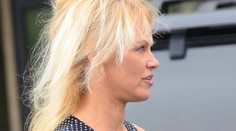 Pamela nemala svoj deň. Vietor a neočesané nadpojené vlasy nejdú dokopy