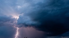 Celé Slovensko v piatok potrápia búrky. Viaceré okresy môžu zasiahnuť krúpy