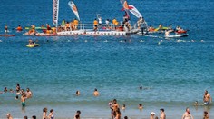 Na mladú mamičku s 5-ročnou dcérou zaútočil žralok pri plávajúcej hracej plošine. Následky boli tragické