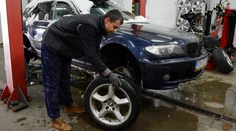 Vlna zdražovania zasiahla aj autoservisy. Doplatíme na to všetci cez drahšie poistky