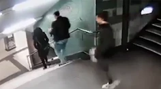 Chuligáni sa "zabávali" v metre. To, čo urobili mladej žene, je nechutné
