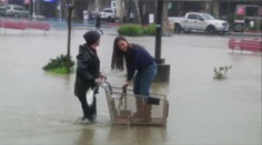 V Kalifornii vymenili autá za člny. Záplavy, aké tu už dlho neboli