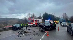 Vážna dopravná nehoda pri Ružomberku. Pri čelnej zrážke sa ťažko zranili traja ľudia