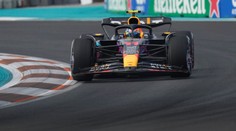 Dominancia Red Bullu pokračuje. Verstappen sa prepracoval z nevýhodnej pozície na štarte a triumfoval