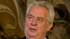 Český prezident opäť perlil. V nevhodnom čase žartoval o smrti
