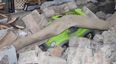 Na rodinu sa zrútil plot. Otec chránil malé deti vlastným telom