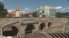 Dve desaťročia trvajúci spor sa skončil. Bardejovský zelený dom konečne začali búrať