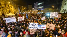 Napriek mrazu protestovali Slováci naprieč krajinou. V Bratislave odhadli účasť na viac ako 20-tisíc ľudí