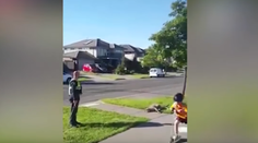 Video s drastickým obsahom. Policajt zastrelil klokana pred očami dieťaťa