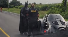 Batman na ceste je hitom internetu. Okoloidúci si pretierali oči, či sa im to nesníva