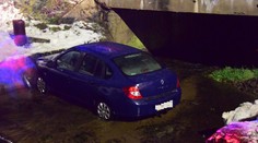 Opitý vodič šoféroval po ceste pre cyklistov, skončil v potoku