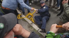 Policajt chcel dať papuču na auto kotlebovcov. Skončil na zemi