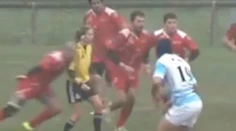 VIDEO: Brutálny zákrok v ragby, šialenec takto "zbúral" rozhodkyňu