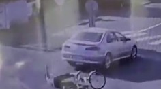 VIDEO: Vodič v Seredi zrazil dôchodkyňu na bicykli a ušiel. Skončila s ťažkými zraneniami