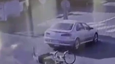 VIDEO: Vodič v Seredi zrazil dôchodkyňu na bicykli a ušiel. Skončila s ťažkými zraneniami
