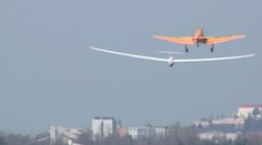 Ficov brat nabúral lietadlom do piatich zaparkovaných vetroňov