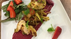 Prsia z kuriatka marinované v medovke s teplým feniklovým šalátom s jahodami a cviklovým pestom