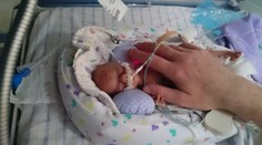 Po pôrode nevážila ani pol kila. Zachránilo ju aj igelitové vrecko od známeho reťazca