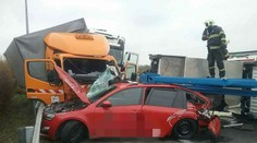 Pri nehode na hranici s Maďarskom sa zrazili štyri autá