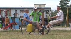 V Partizánskom stretnete dôchodcov visiacich na rebrinách