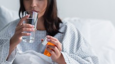 Banalita alebo vážny problém? Čaj znižuje účinky niektorých liečiv, v nemocniciach ním pacienti bežne zapíjajú lieky