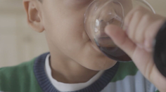 Mladí Slováci prezradili, kde sa prvý raz dostali k alkoholu. Jedna odpoveď zaznievala často