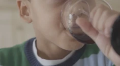 Mladí Slováci prezradili, kde sa prvý raz dostali k alkoholu. Jedna odpoveď zaznievala často