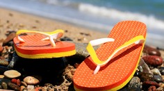 Ortopéd vyvrátil mýtus, že žabky ničia nohy