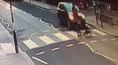 VIDEO: Auto vrazilo do kočíka na priechode pre chodcov
