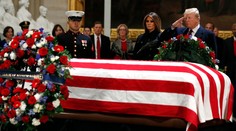 Trump vzdal v Kapitole poctu Bushovi staršiemu