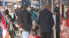 Tisíce nakazených denne ľudí od cestovania na Dušičky neodradilo. Vlaky sú takmer plné