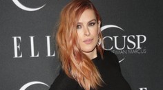 Dcéra Demi Moore v deravej sukni a jej malé ružové prekvapenie