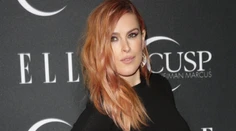 Dcéra Demi Moore v deravej sukni a jej malé ružové prekvapenie