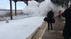 Spomalené video rútiaceho sa vlaku. Ľudia sa nestihli uhnúť