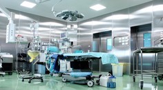 Zdravotníci mučili sestru pripútanú k operačnému stolu. So zámienkou, že nacvičujú polohovanie pacientov