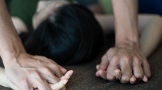 Turistka márne prosila o pomoc. V električke ju obťažoval muž, ktorý ju nakoniec znásilnil