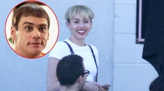 Miley Cyrus a jej hrozný účes. Ako z Blbý a blbší!
