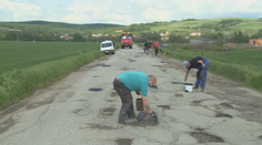 Nemohli sa pozerať na rozbitú cestu. Zorganizovali brigádu a opravili si ju sami