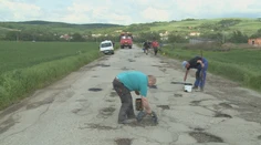 Nemohli sa pozerať na rozbitú cestu. Zorganizovali brigádu a opravili si ju sami