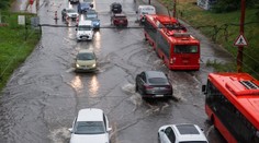 Silný dážď komplikoval dopravu v Bratislave. Gagarinova ulica bola pod vodou