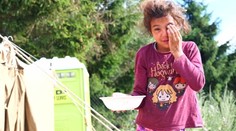 Deti v Telgárte chodia do školy priamo zo stanov. Po vyhoretí chatrčí sa na nich valí iná hrozba