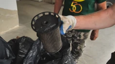 Urbárnici na Orave vybrali z potoka jedenásť vriec nebezpečného odpadu. Teraz ho majú mať rok v garáži