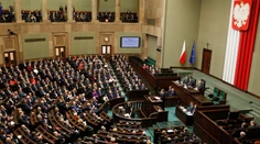 Poľský Sejm schválil sporný mediálny zákon. Opozícia obvinila vládu z kupovania hlasov
