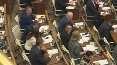Takmer päťtisícové poslanecké platy sú na spadnutie