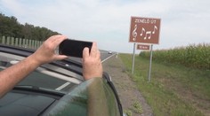 Atrakcia tesne za hranicami s Maďarskom. Vodičom náter na ceste zahrá ľudovú pieseň